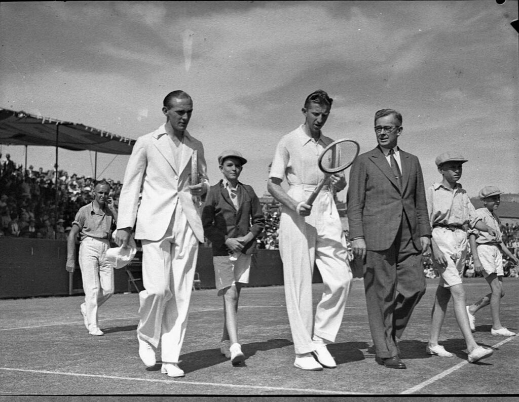 Tennis Umpire, players & ball boys, 16-12-1937